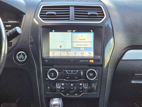 Used 2017 Ford Explorer XLT w/ Equipment Group 202A AWD/4WD image 30