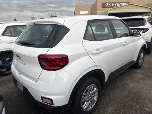 Certified 2025 Hyundai Venue SE image 4