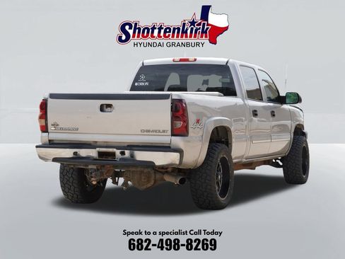 Used 2005 Chevrolet Silverado 2500 LS w/ Heavy-Duty Power Package AWD/4WD image 6