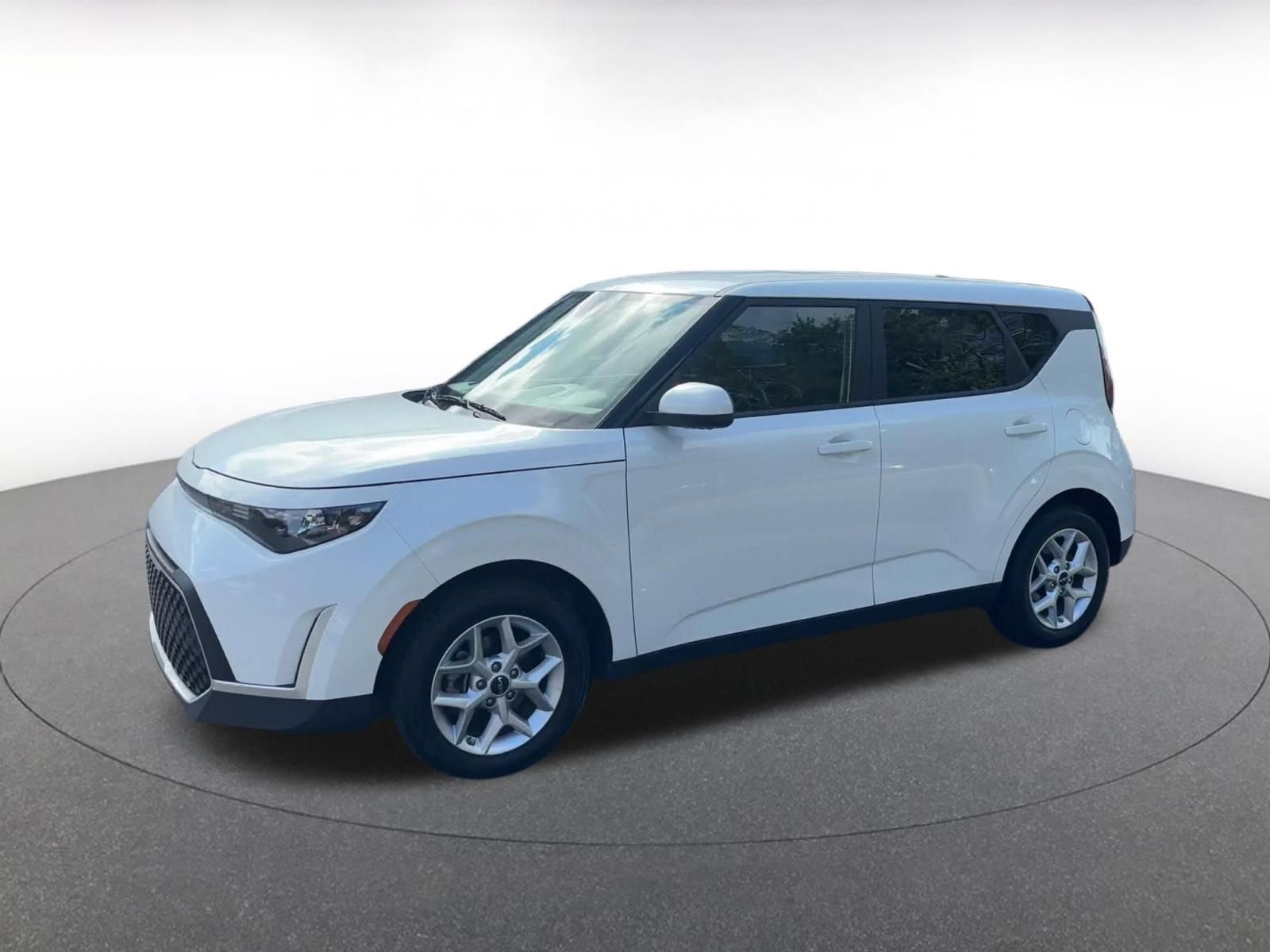Used 2025 Kia Soul LX w/ LX Technology Package FWD image 6