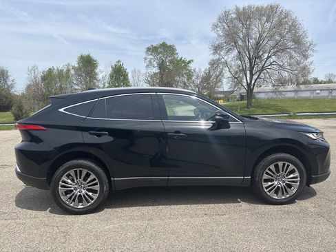 Used 2023 Toyota Venza XLE AWD/4WD image 2