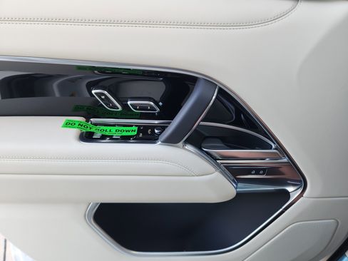 New 2025 Land Rover Range Rover Long Wheelbase SE image 22