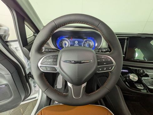 New 2026 Chrysler Pacifica Pinnacle w/ Trailer Tow Group AWD/4WD image 19