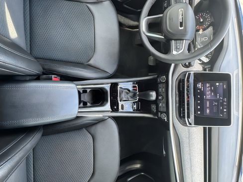 Used 2025 Jeep Compass Latitude image 13