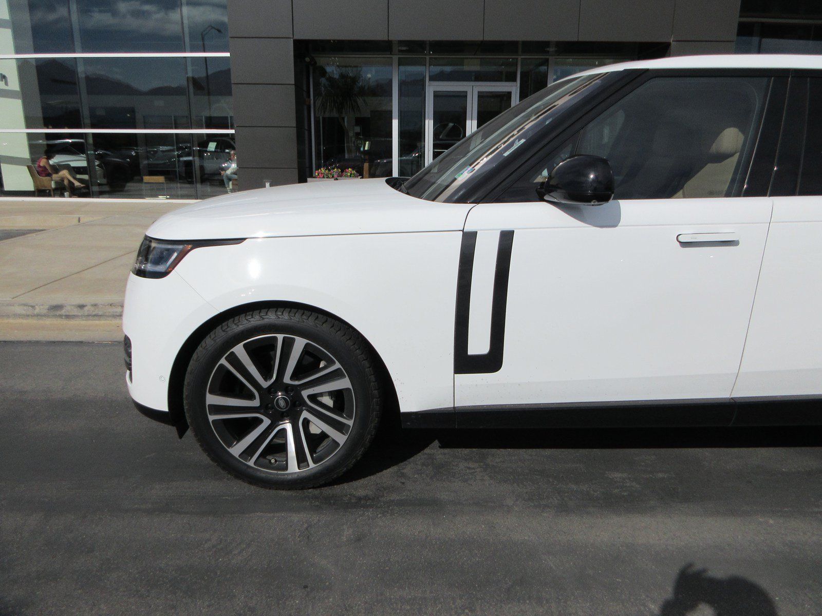 Used 2023 Land Rover Range Rover SE AWD/4WD image 2