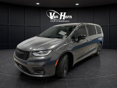 Used 2023 Chrysler Pacifica Limited w/ Uconnect Theater Family Group FWD image 3
