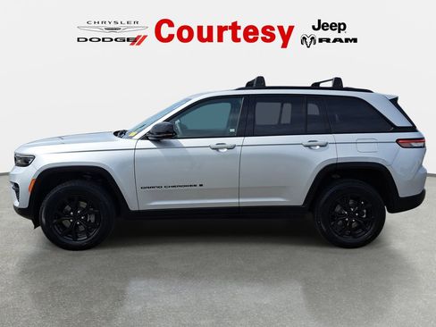 Certified 2024 Jeep Grand Cherokee Altitude AWD/4WD image 8