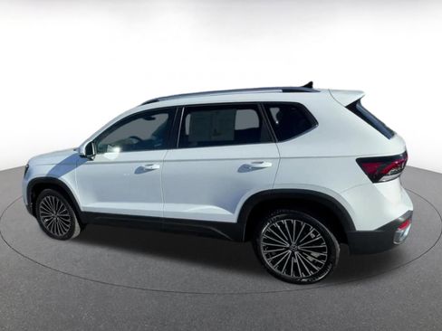 Used 2025 Volkswagen Taos SE image 10
