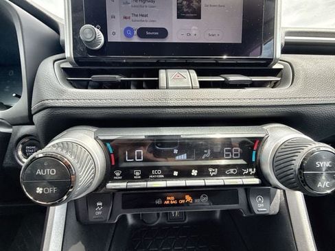 Used 2025 Toyota RAV4 XLE AWD/4WD image 18