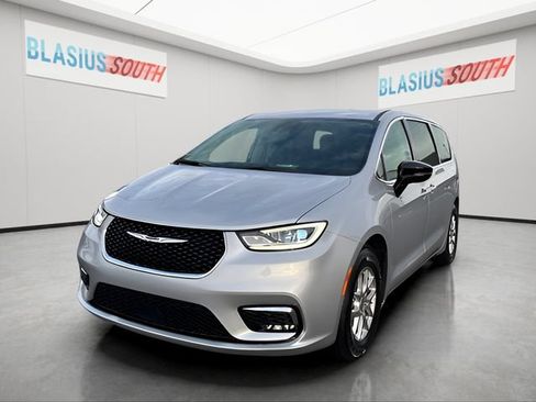 Used 2024 Chrysler Pacifica Touring-L FWD image 7