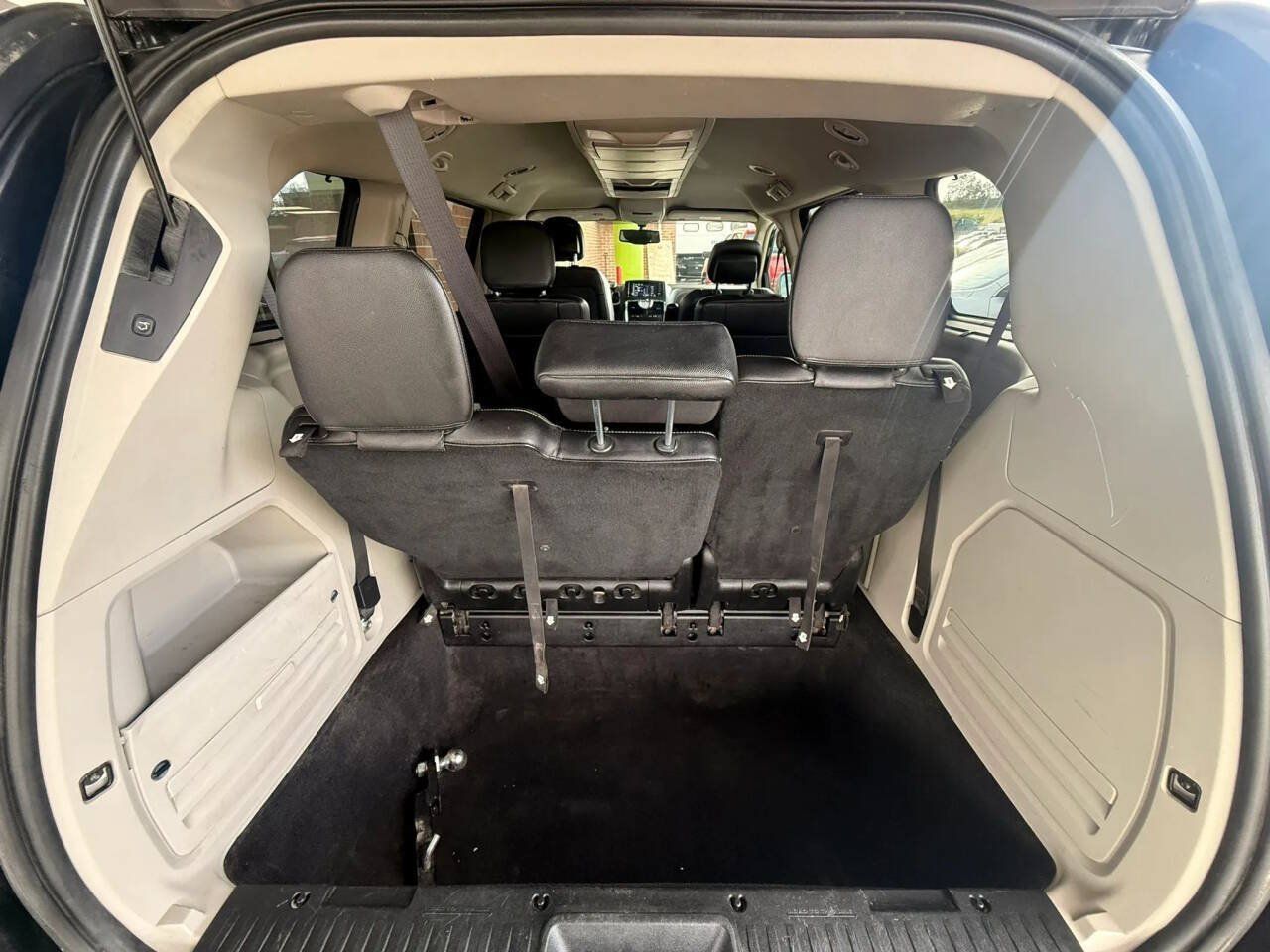 Used 2015 Chrysler Town & Country Touring-L w/ Driver Convenience Group FWD image 18