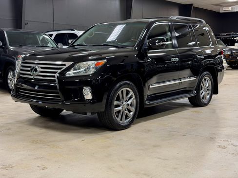 Used 2013 Lexus LX 570 4WD w/ Luxury Pkg w/Pre-crash image 3