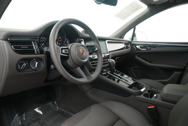 Certified 2026 Porsche Macan AWD/4WD image 9