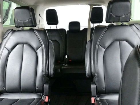 Used 2023 Chrysler Pacifica Touring-L image 17