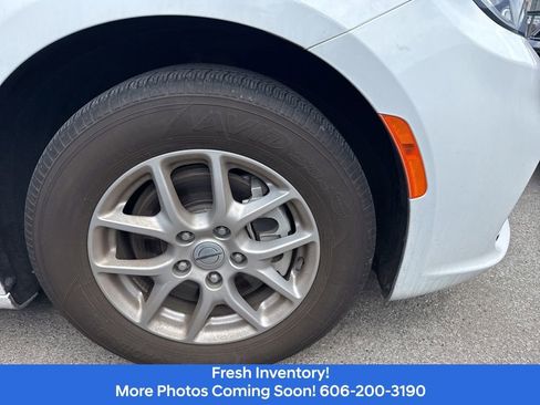 Used 2025 Chrysler Pacifica Select image 4