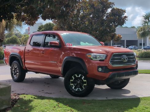 Used 2017 Toyota Tacoma TRD Off-Road w/ Tow Package (A/T) AWD/4WD image 2
