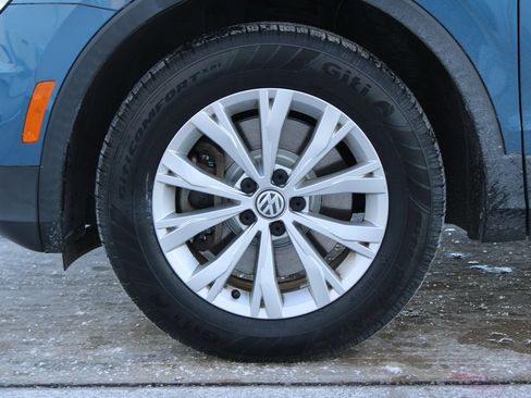 Used 2018 Volkswagen Tiguan SE w/ Panoramic Sunroof Package image 28