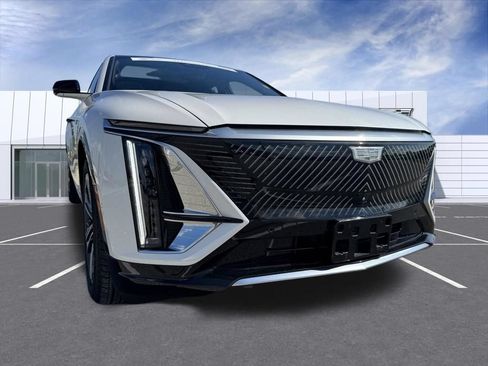 Certified 2025 Cadillac Lyriq Luxury AWD/4WD image 8