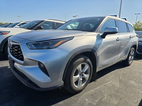 Certified 2022 Toyota Highlander LE AWD/4WD image 3