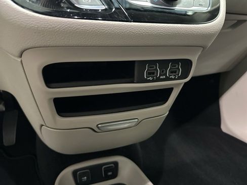 Used 2021 Chrysler Pacifica Touring-L image 26