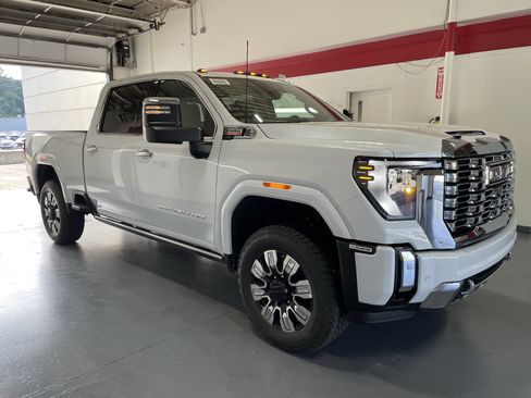 New 2026 GMC Sierra 2500 Denali w/ Denali Reserve Package AWD/4WD image 3