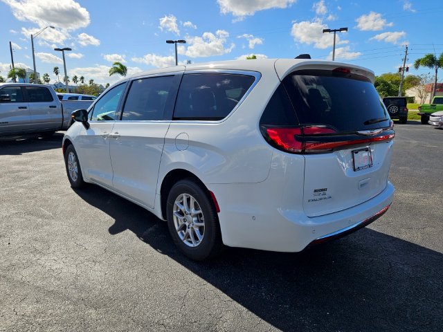 New 2025 Chrysler Pacifica Select FWD image 9