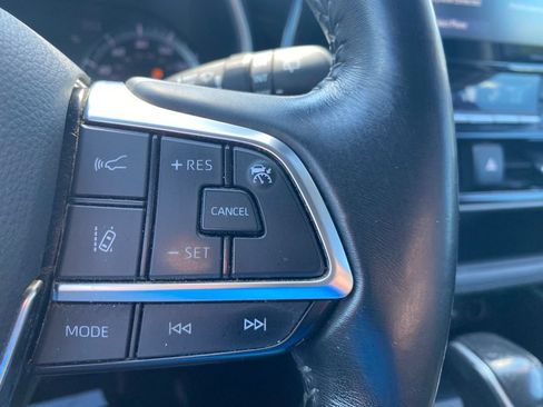 Used 2021 Toyota Highlander XLE AWD/4WD image 25