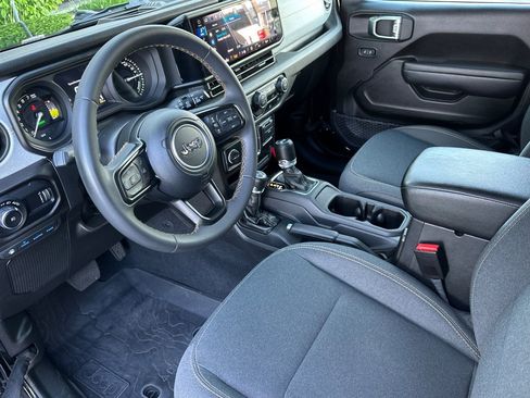 Used 2024 Jeep Wrangler Unlimited image 12