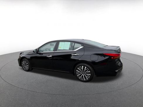Used 2025 Nissan Altima 2.5 SV FWD image 10