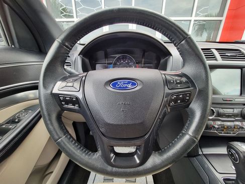 Used 2018 Ford Explorer XLT w/ Equipment Group 202A AWD/4WD image 11