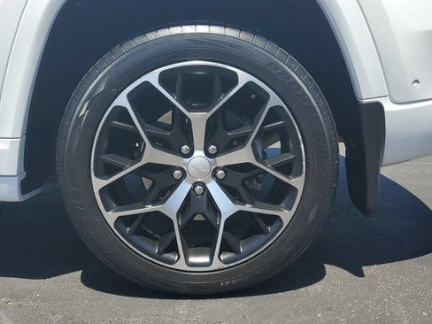 Used 2022 Jeep Grand Cherokee Summit AWD/4WD image 6