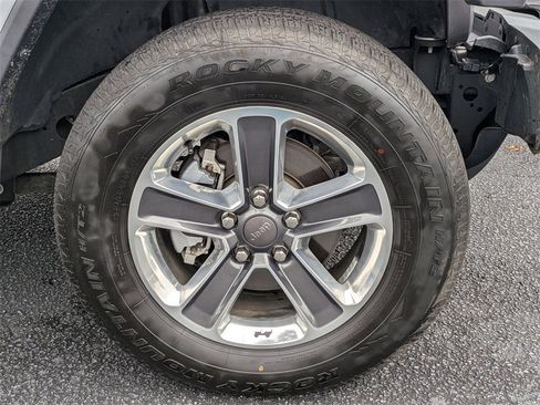 Used 2018 Jeep Wrangler Unlimited Sahara image 11