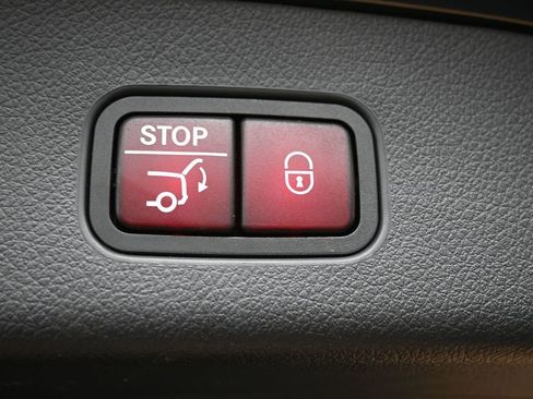 Used 2024 Mercedes-Benz GLC 300 4MATIC image 16