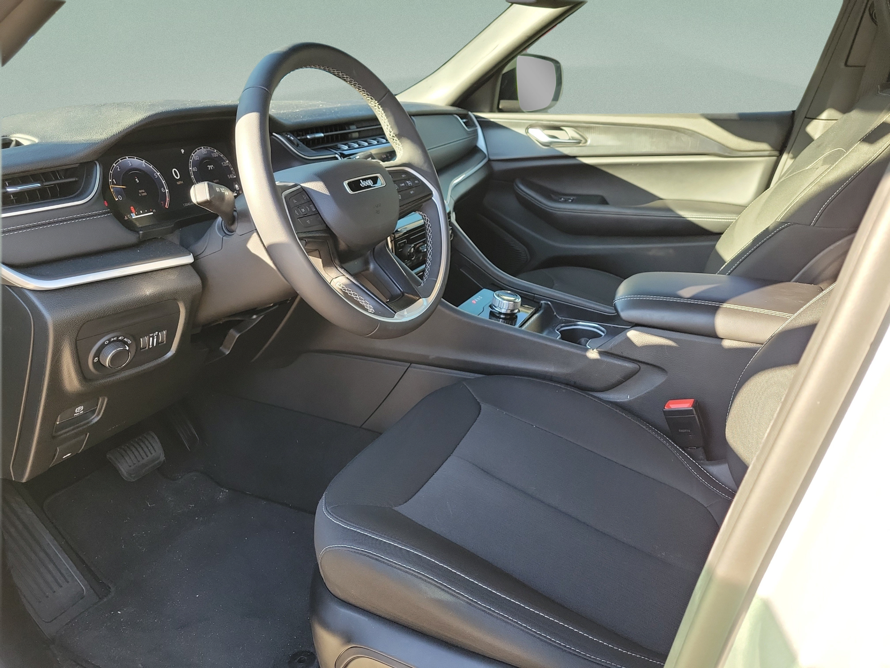 Certified 2025 Jeep Grand Cherokee Laredo RWD image 18
