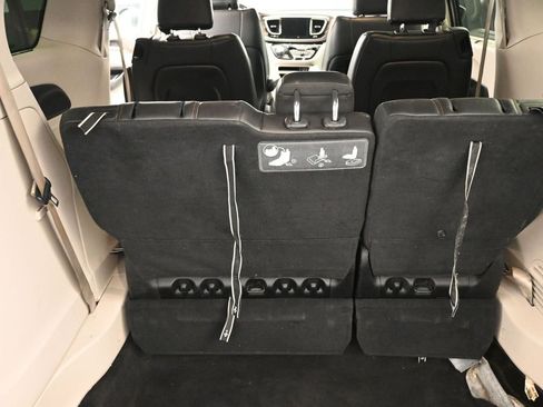 Used 2019 Chrysler Pacifica Touring-L FWD image 15
