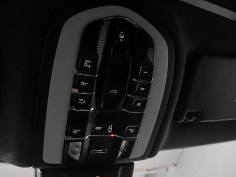 Used 2025 Porsche Macan Turbo image 40