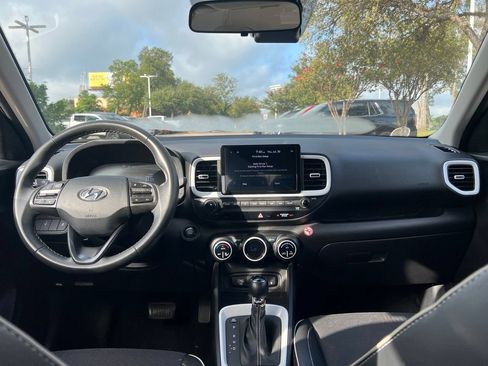 Used 2025 Hyundai Venue Limited FWD image 12