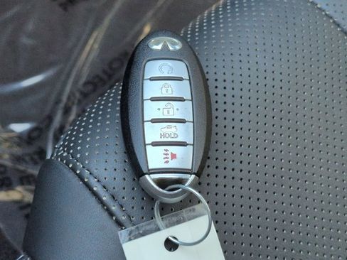 Used 2017 INFINITI Q60 Red Sport 400 image 30