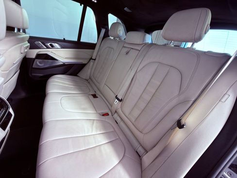 Used 2019 BMW X5 xDrive50i w/ M Sport Package image 29