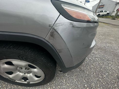 Used 2016 Jeep Cherokee Sport image 8