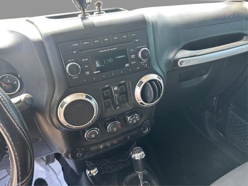 Used 2017 Jeep Wrangler Unlimited Sahara AWD/4WD image 33