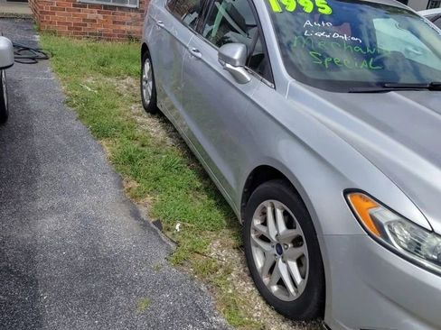 Used 2014 Ford Fusion SE FWD image 2