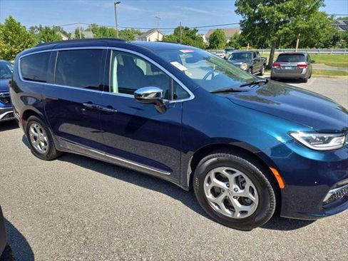 Used 2023 Chrysler Pacifica Limited AWD/4WD image 1