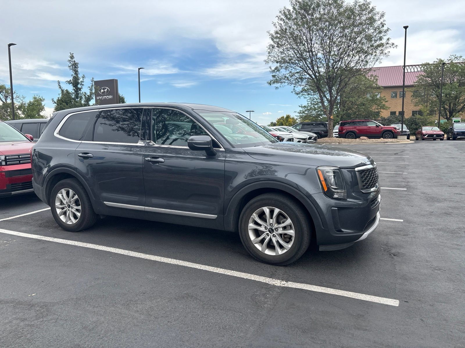 Used 2020 Kia Telluride LX AWD/4WD image 3