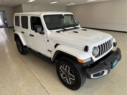 Used 2025 Jeep Wrangler Unlimited Sahara AWD/4WD image 5