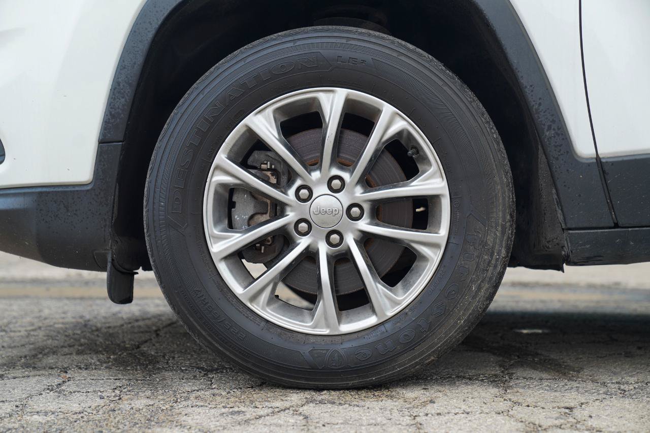 Used 2019 Jeep Cherokee Latitude Plus w/ Cold Weather Group AWD/4WD image 9