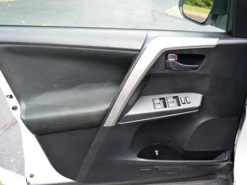 Used 2016 Toyota RAV4 LE FWD image 9