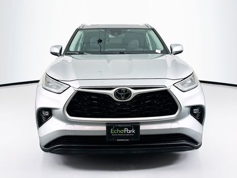 Used 2020 Toyota Highlander XLE FWD image 2