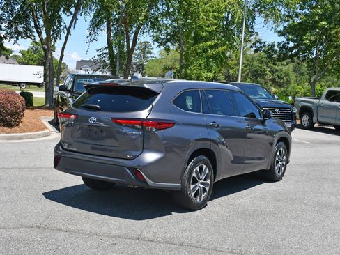 Used 2022 Toyota Highlander XLE FWD image 4
