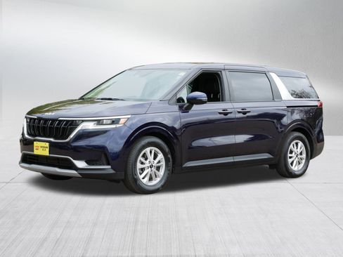 Certified 2024 Kia Carnival LX image 3